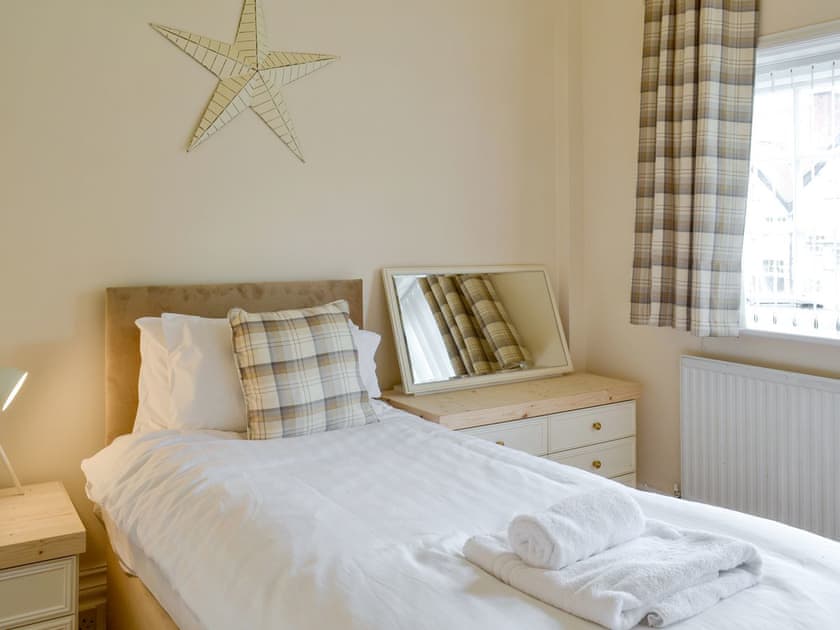 Attractive single bedroom | The Arches, Scarborough