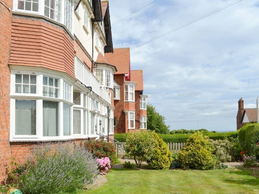 Lawned front garden | The Arches, Scarborough