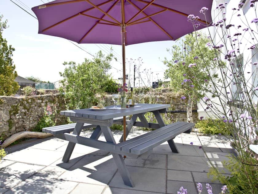 Relaxing sitting-out-area | Rose Cottage, Georgeham, near Croyde