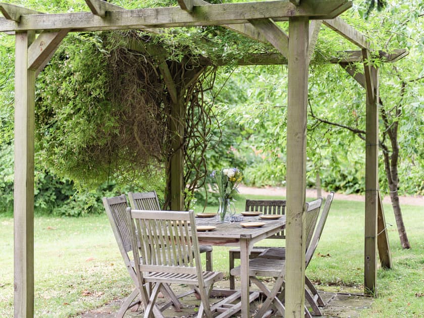 Outdoor area | Kingfisher Oast - Penn Estate, Hollingbourne