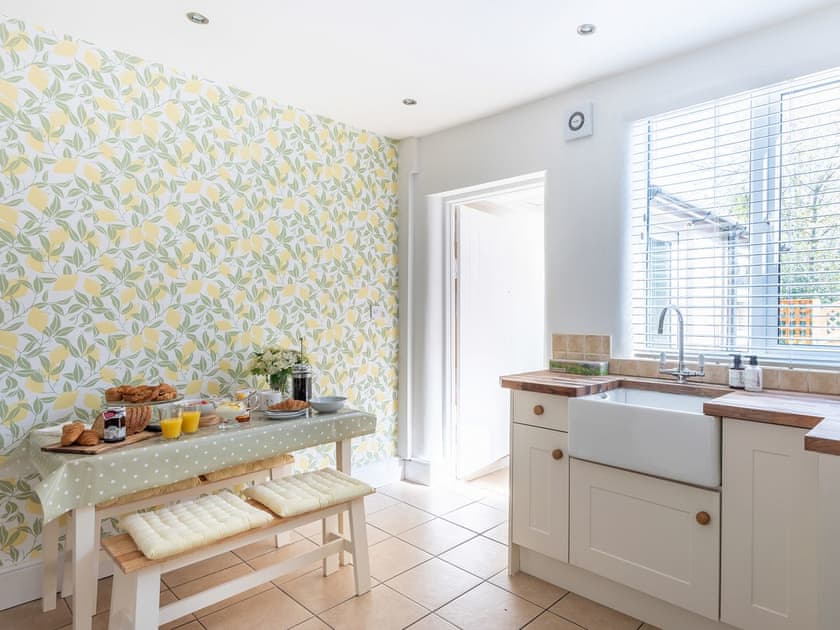 Lovely kitchen with dining area and garden access | Shrewsbury Fields, Shifnal