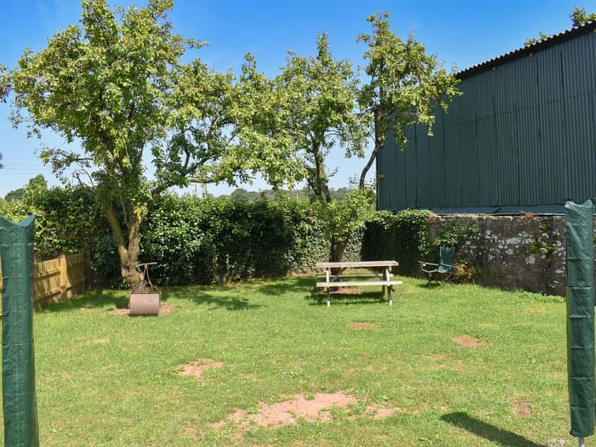 Shared garden | Little Allaston Farm Holidays - Lambing Shed - Little Allaston Farm, Lydney