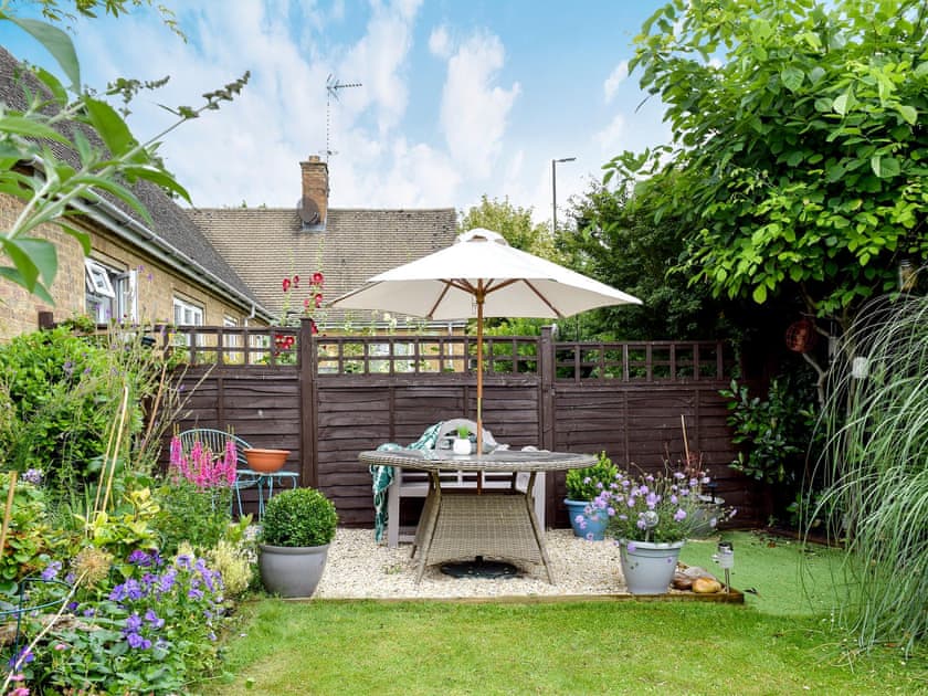 Delightful garden with sitting out area  | Wren’s Nest, Moreton-in-Marsh