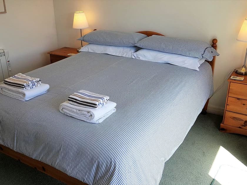 The pretty double bedroom with en-suite bathroom | Tarquins, Fowey