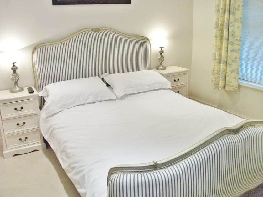 Double bedroom with en-suite shower room and underfloor heating | Watch House, Fowey