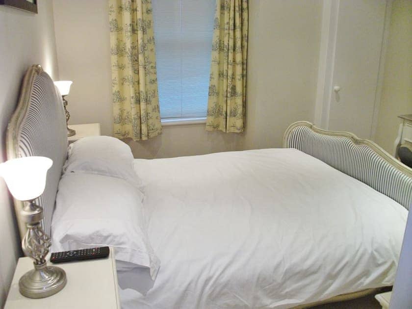 Double bedroom with en-suite shower room and underfloor heating | Watch House, Fowey