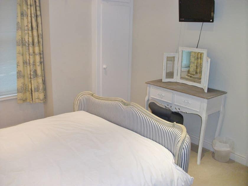 Double bedroom with en-suite shower room and underfloor heating | Watch House, Fowey