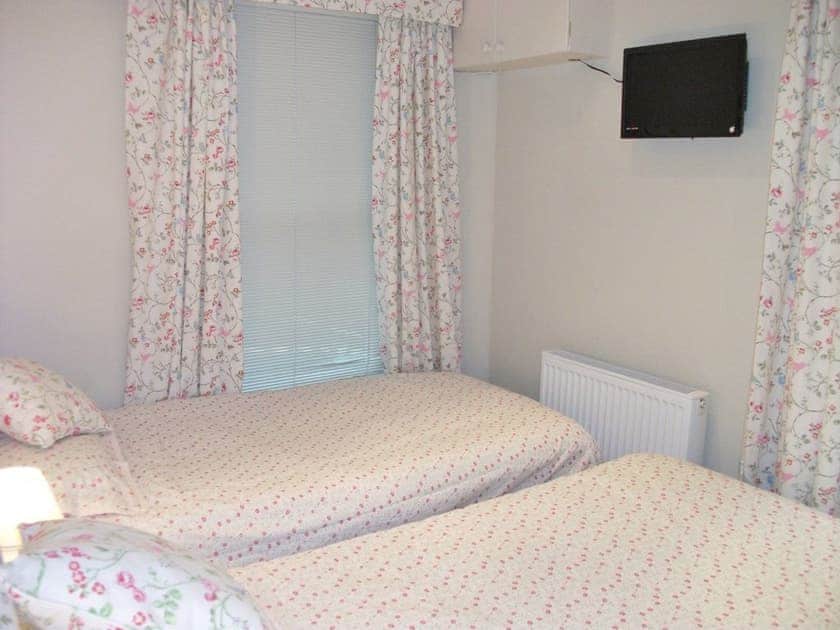 Pretty twin bedroom with TV and DVD player | Watch House, Fowey
