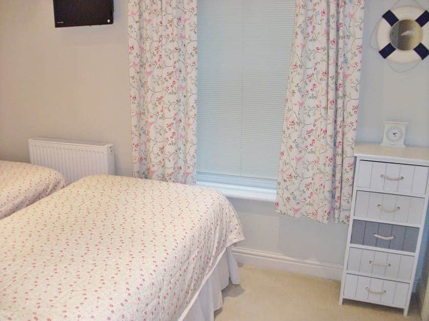 Pretty twin bedroom with TV and DVD player | Watch House, Fowey