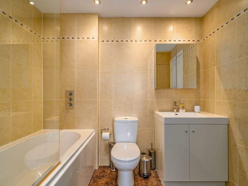 En-suite bathroom with shower over bath | Marina View, Mount Batten, near Plymouth