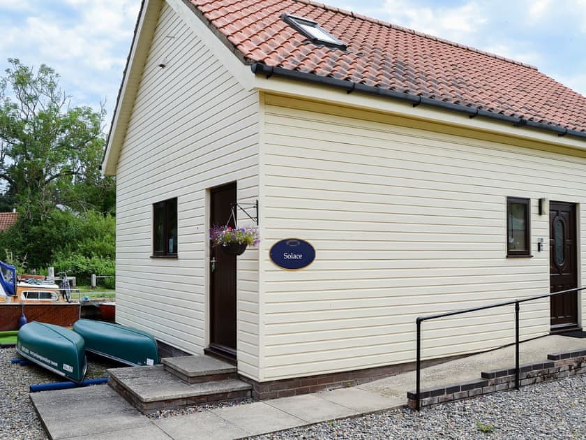 Quaint riverside holiday cottage | Solace - Simpson’s Boatyard, Stalham