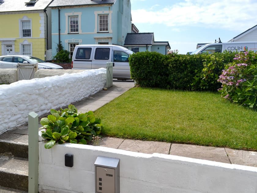 Lawned garden at the front | Morolwg, Borth, near Aberystwyth