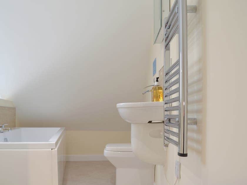 En-suite bathroom | Scrumpy Barn - Hayes Farm Mews, Luton, near Newton Abbot