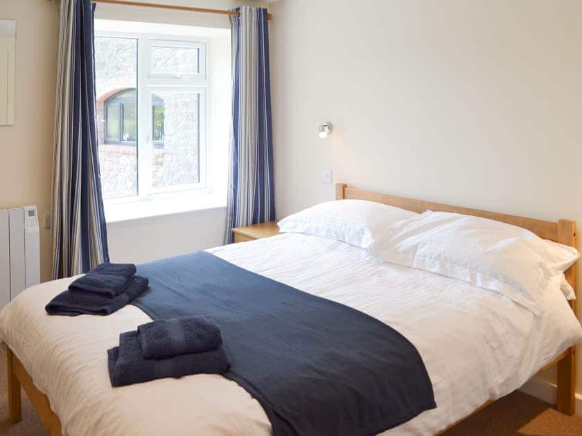 Inviting double bedroom | Scrumpy Barn - Hayes Farm Mews, Luton, near Newton Abbot