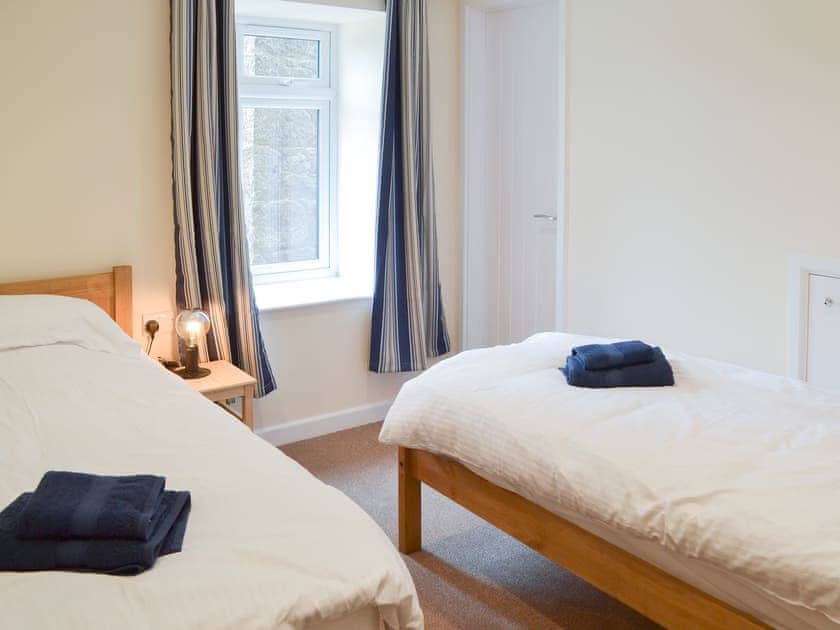 Bedroom with pretty twin beds | Scrumpy Barn - Hayes Farm Mews, Luton, near Newton Abbot