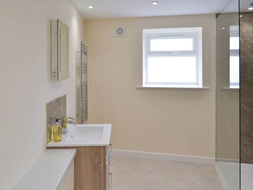 Large shower room | Scrumpy Barn - Hayes Farm Mews, Luton, near Newton Abbot
