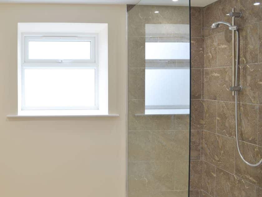 Large shower room | Scrumpy Barn - Hayes Farm Mews, Luton, near Newton Abbot
