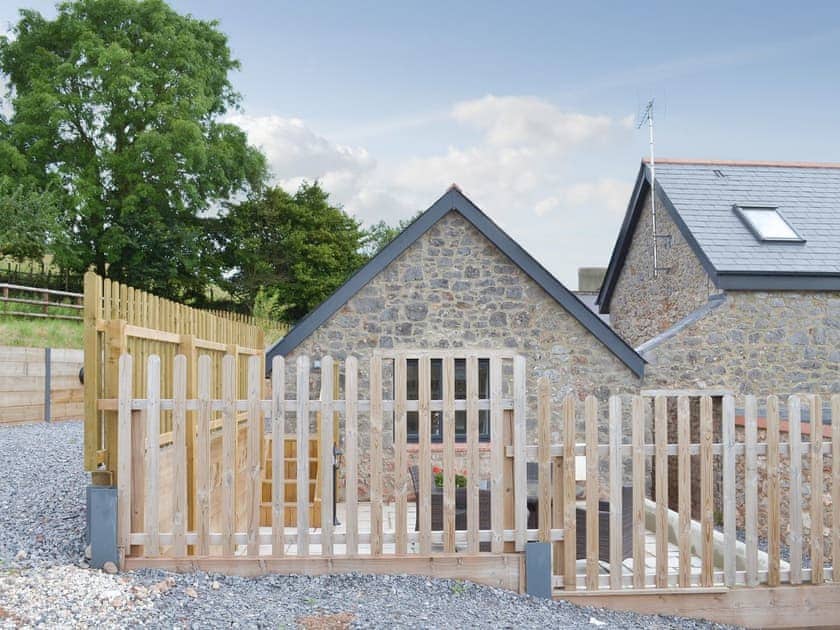 Enclodsed patio and seating area | Scrumpy Barn - Hayes Farm Mews, Luton, near Newton Abbot