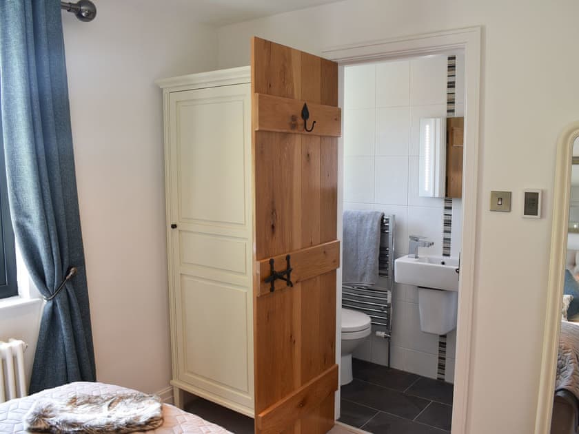 Double bedroom with en-suite shower | Elleray Cottage, Windermere