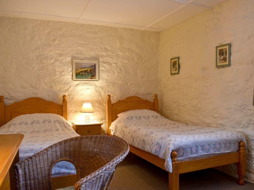 Twin bedroom | Lower Chinkwell - Wooder Manor, Widecombe-in-the-Moor, near Bovey Tracey