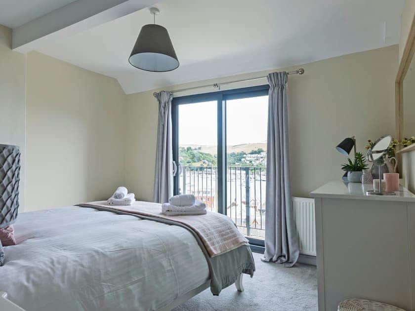 Light and airy double bedroom | Seaview, Dartmouth