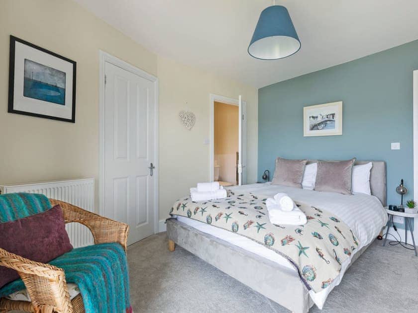 Charming double bedroom | Seaview, Dartmouth