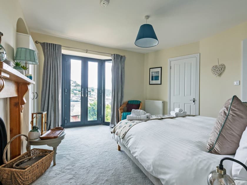 Charming double bedroom | Seaview, Dartmouth