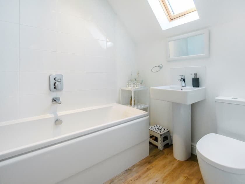 Twin bedroom en-suite with shower over bath  | The Bolthole - The Bay, Filey, near Scarborough