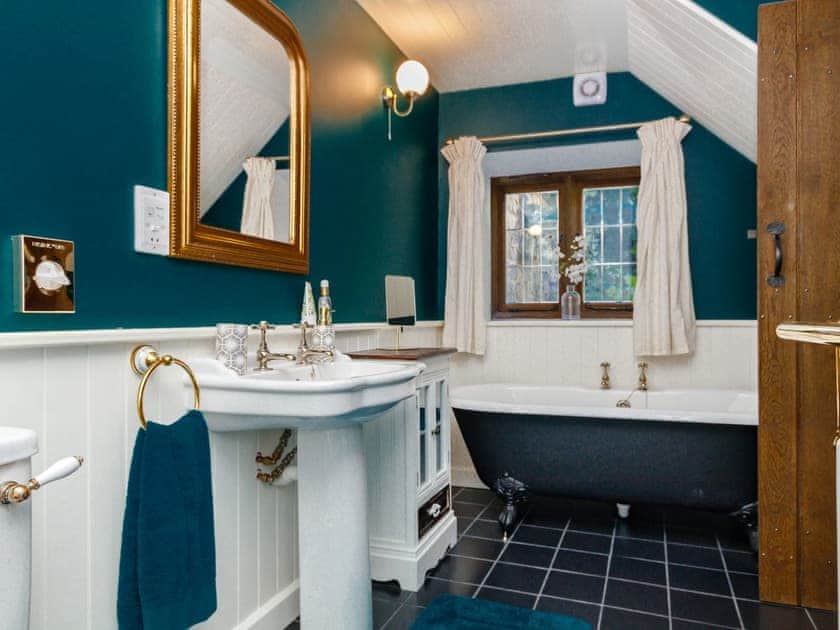 Elegant family bathroom | Stable Cottage, Uley, near Dursley