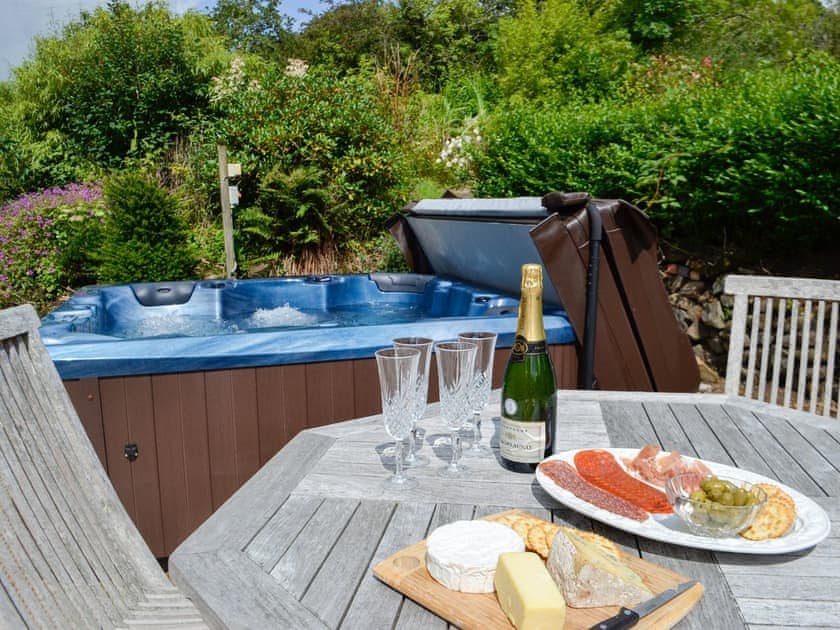 Outdoor area with hot tub | The Brewers Cottage - Roddenloft, Mauchline