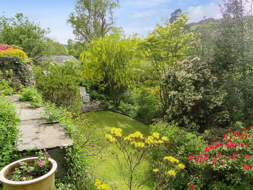 Attractive garden and grounds | 1 The Knoll, Ambleside