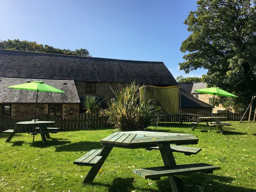 Shared lawned garden and furniture | Crantock Cottage, Porth Cottage - Carnebo Farm, Goonhavern, near Newquay