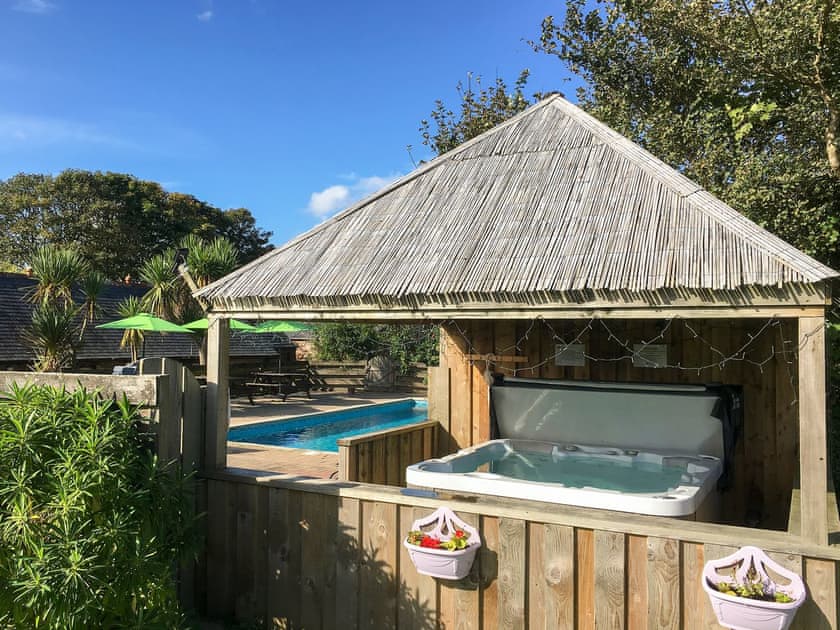 Shared hot tub | Porth Cottage, Crantock Cottage - Carnebo Farm, Goonhavern, near Newquay