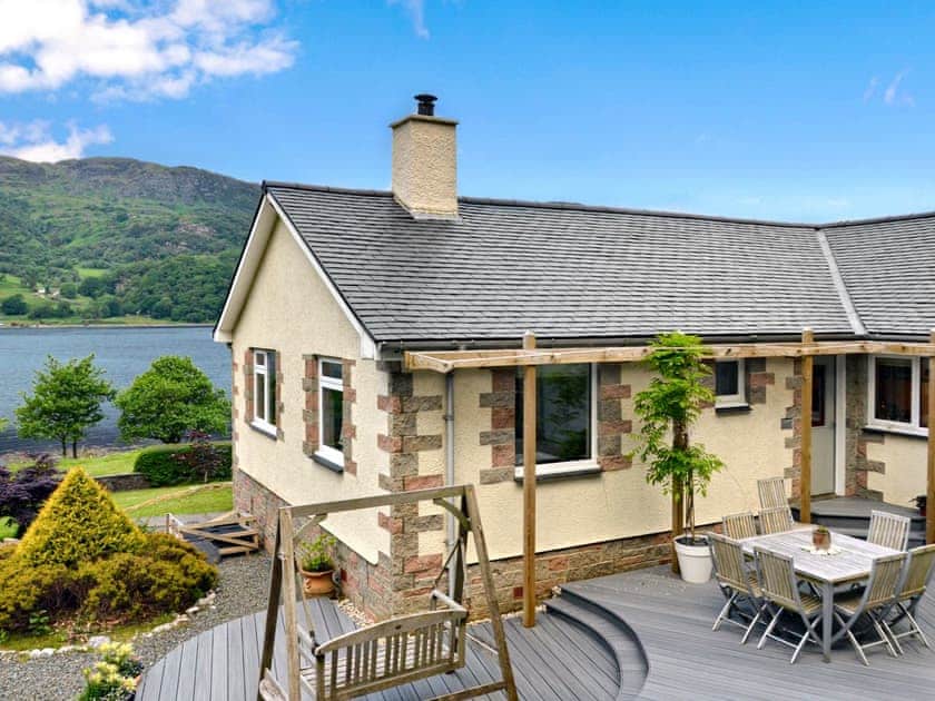 Wonderful holiday home, overlooks its own beach on Loch Riddon, part of Argyll&rsquo;s Secret Coast | Tigh-na-Creige, Colintraive