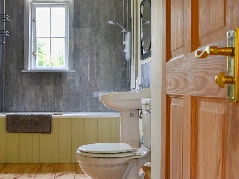 Bathroom | Loch Long View, Dornie