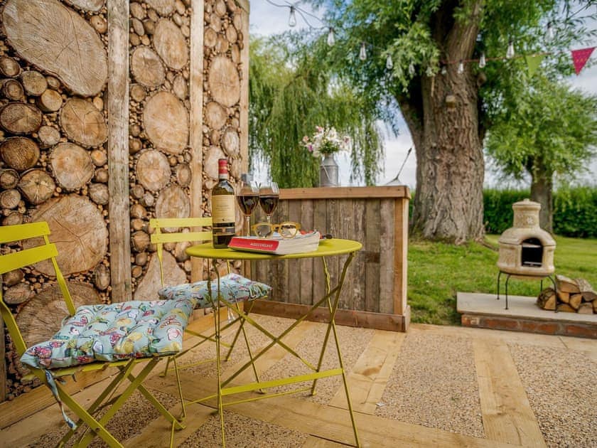 Sitting out area | Under Willows - Stop in the Sticks, Burton Overy