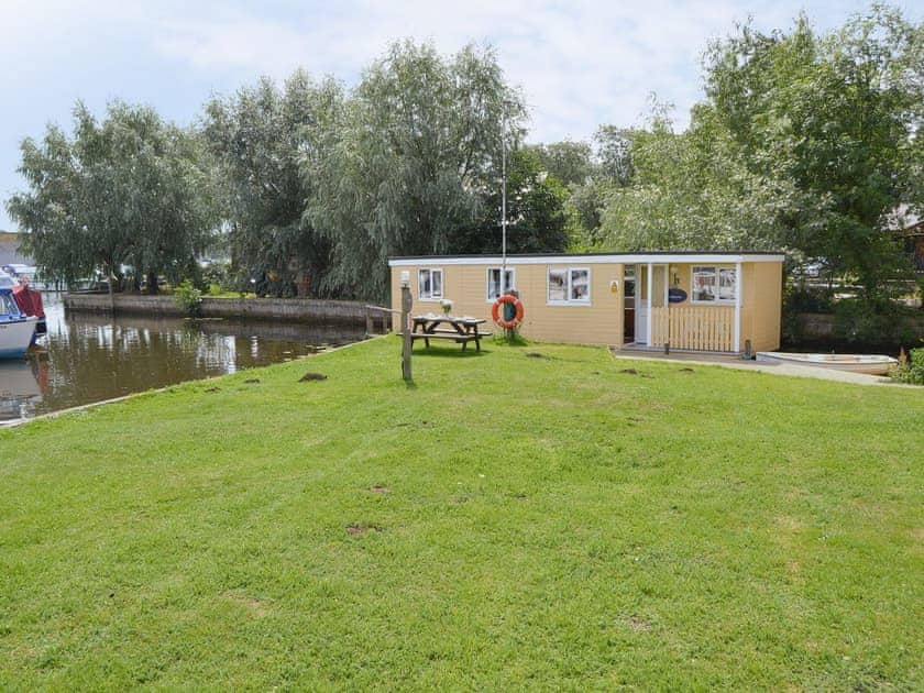 Lawned recreation area | Halcyon - Simpson’s Boatyard, Stalham