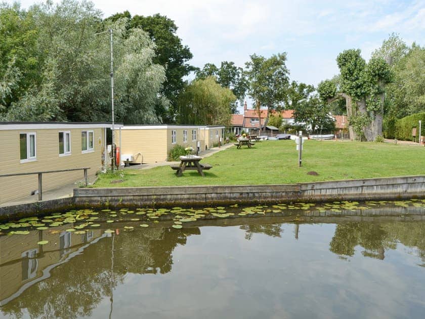 Attractive waterside holiday homes | Halcyon - Simpson’s Boatyard, Stalham