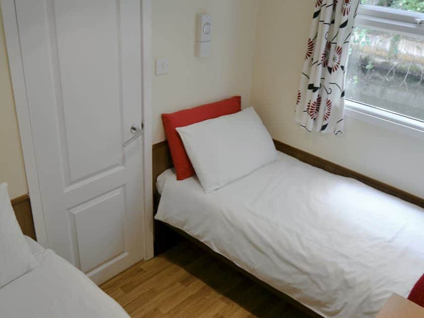 Twin bedroom | White Moth - Simpson’s Boatyard, Stalham