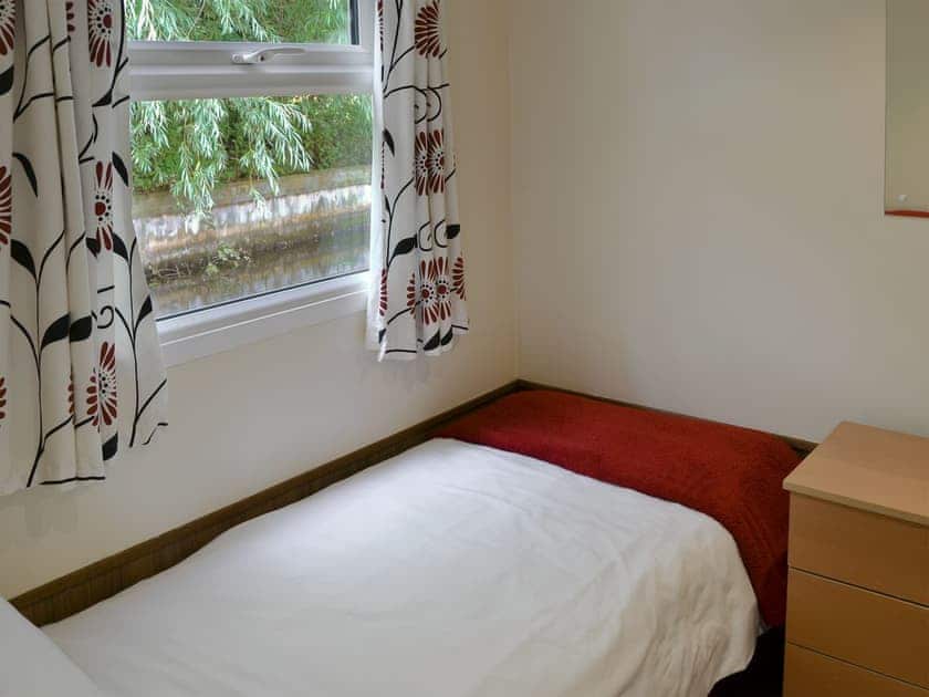 Twin bedroom | White Moth - Simpson’s Boatyard, Stalham
