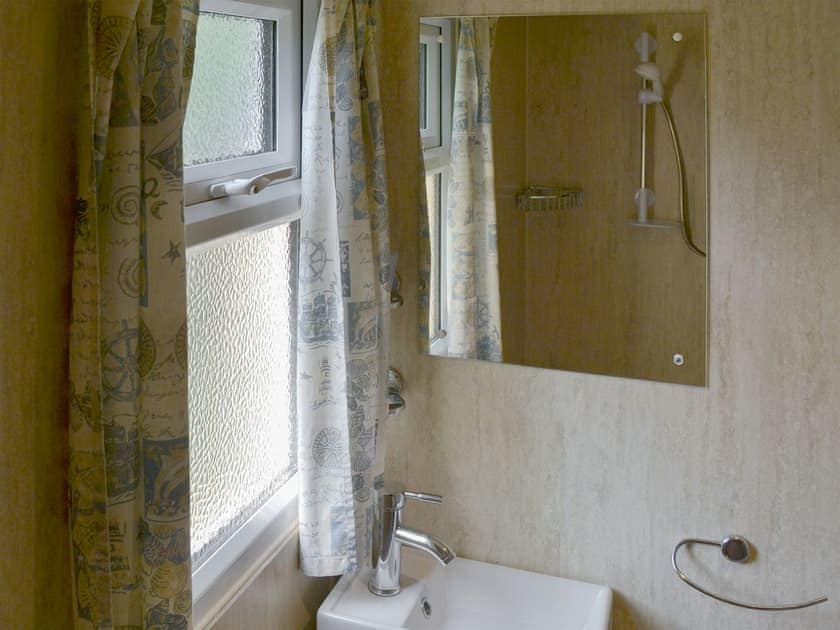 Shower room | White Moth - Simpson’s Boatyard, Stalham