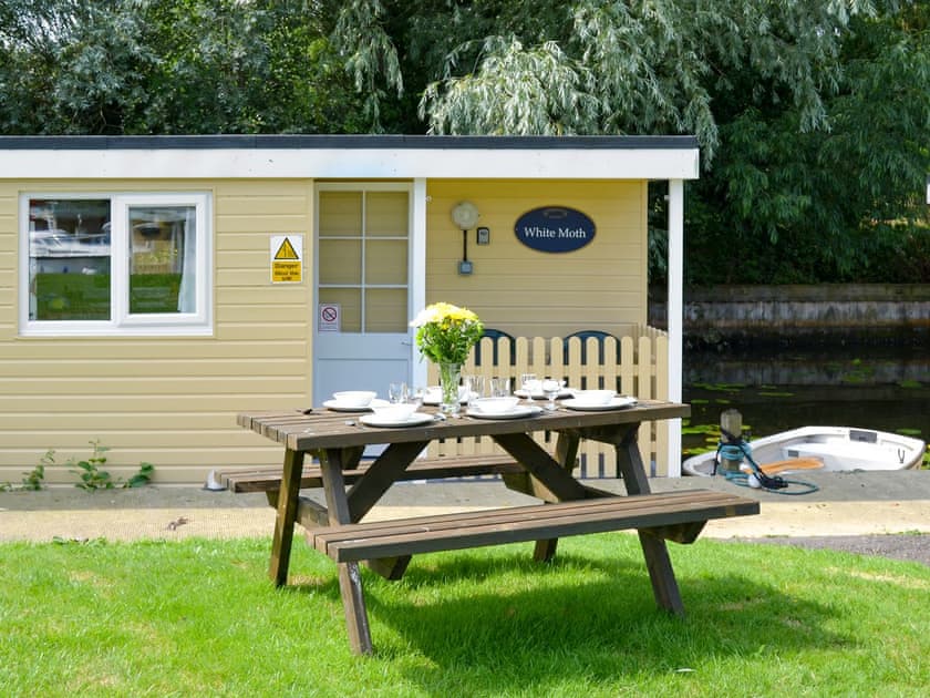 Charming sittig out area | White Moth - Simpson’s Boatyard, Stalham