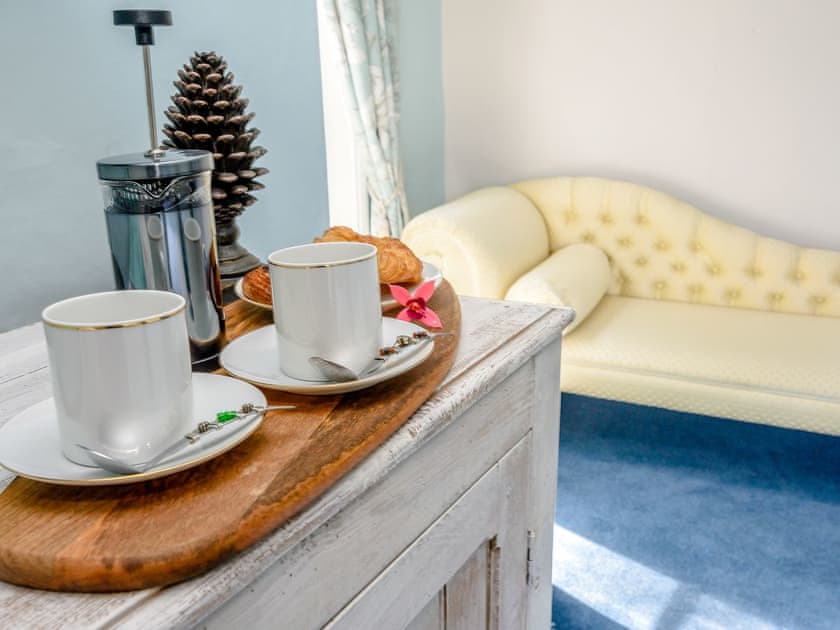 Twin bedroom with plenty of space | Braydeston House, Brundall, near Norwich