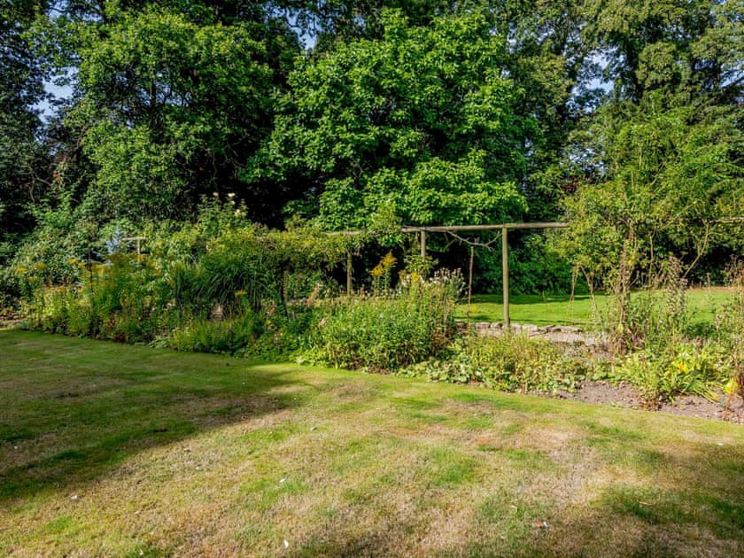 Well maintained garden and grounds | Braydeston House, Brundall, near Norwich