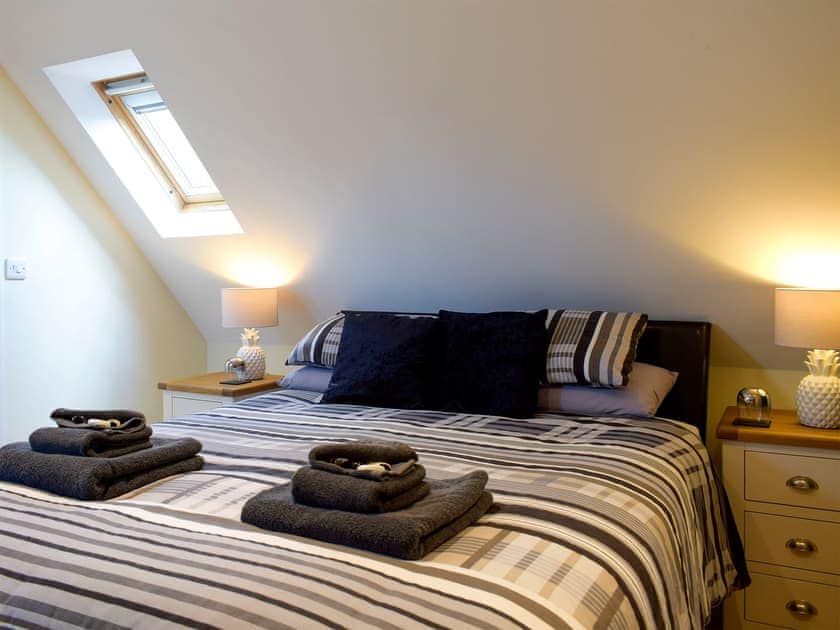 Comfortable bedroom with en-suite | Windhover, Glasbury, near Hay-on-Wye