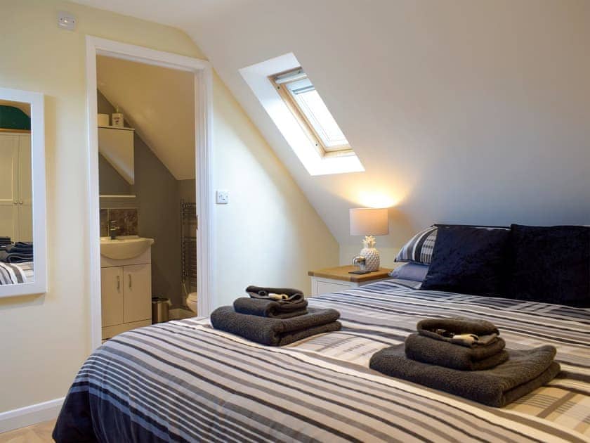 Comfortable bedroom with en-suite | Windhover, Glasbury, near Hay-on-Wye