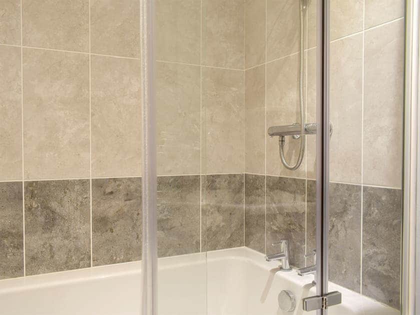 En-suite bathroom | Windhover, Glasbury, near Hay-on-Wye