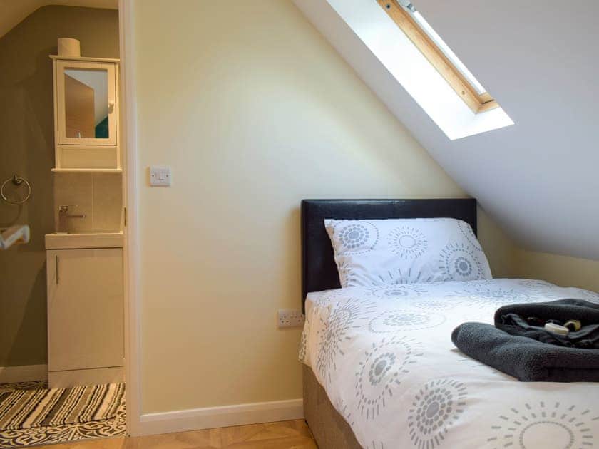 Twin bedroom with en-suite | Windhover, Glasbury, near Hay-on-Wye