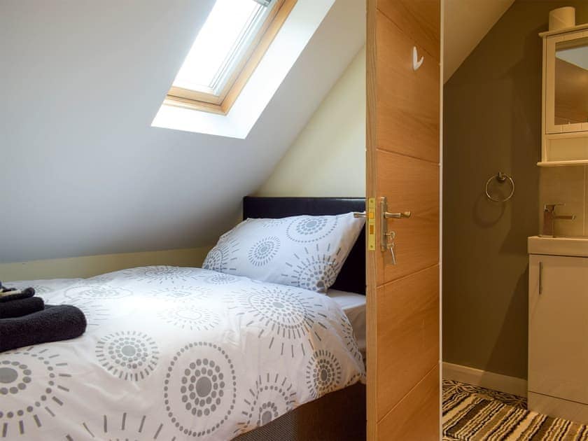 Twin bedroom with en-suite | Windhover, Glasbury, near Hay-on-Wye