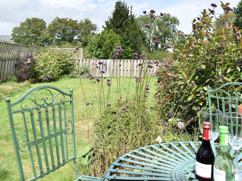 Wonderful enclosed lawned garden with sitting-out area | Harvest Cottage, Harbertonford, near Totnes